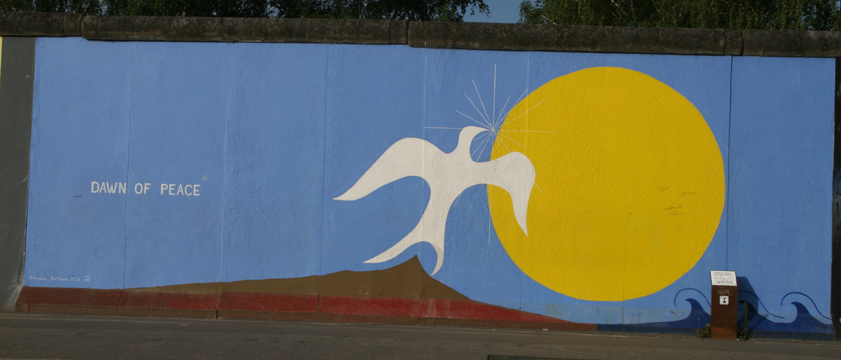 Foto einer Malerei an der East-Side-Gallery Berlin -Taube und Peace