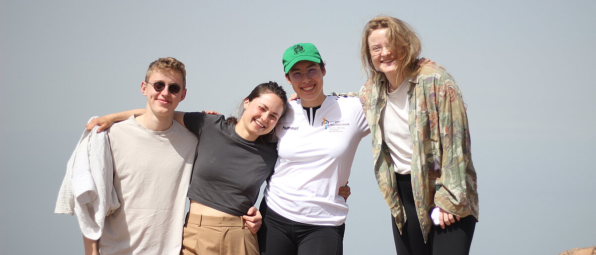 Mirjam mit Freiwilligen in Jordanien