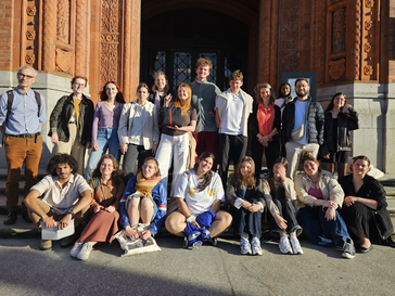 Große internationale Gruppe am Roten Rathaus in Berlin 