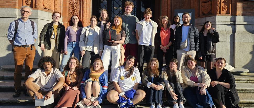Große internationale Gruppe am Roten Rathaus in Berlin 