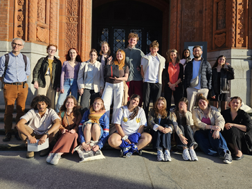 Große internationale Gruppe am Roten Rathaus in Berlin 