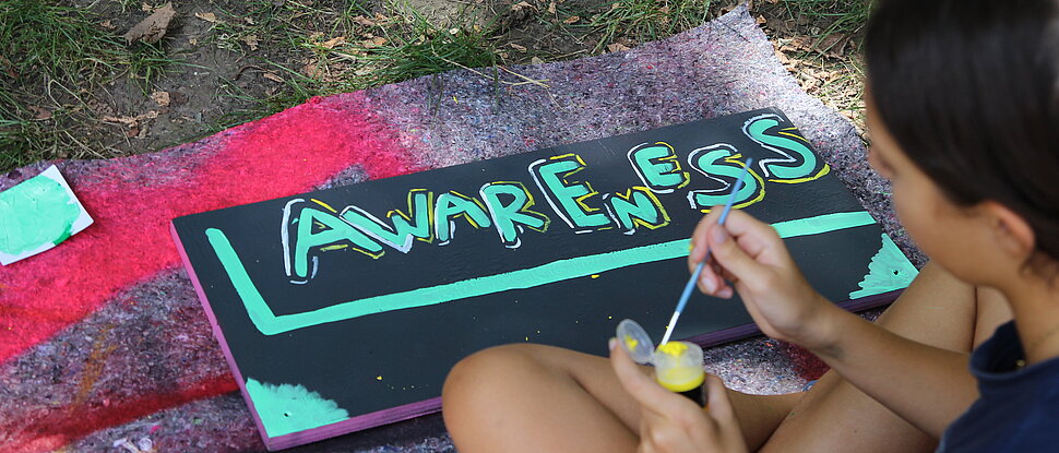 Tafel mit dem Begriff Awareness beschriftet