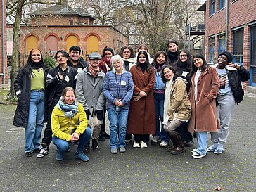 Gruppe von internationalen Freiwilligen beim Ausflug