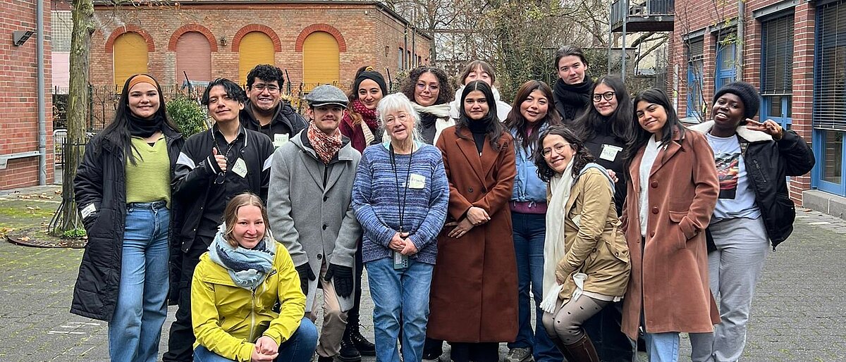 Gruppe von internationalen Freiwilligen beim Ausflug