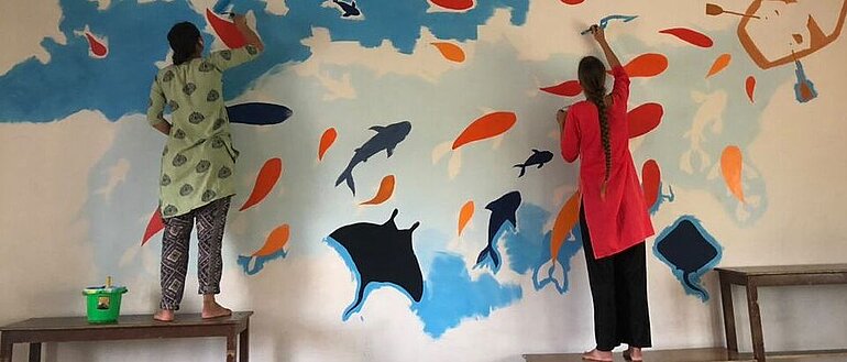 Luisa beim Wand Bemalen