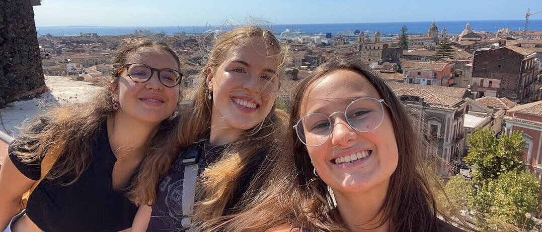 Zoe mit Freiwilligen in Italien
